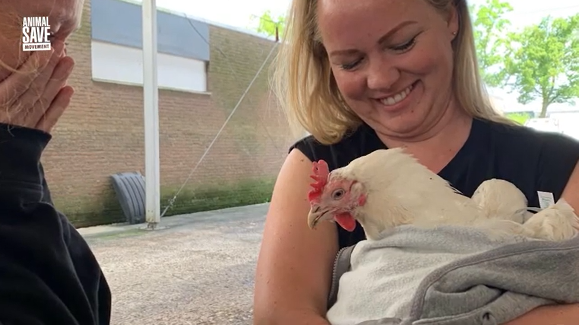 Lisette met een van de geredde kippen tijdens onze Epe Chicken Save.
