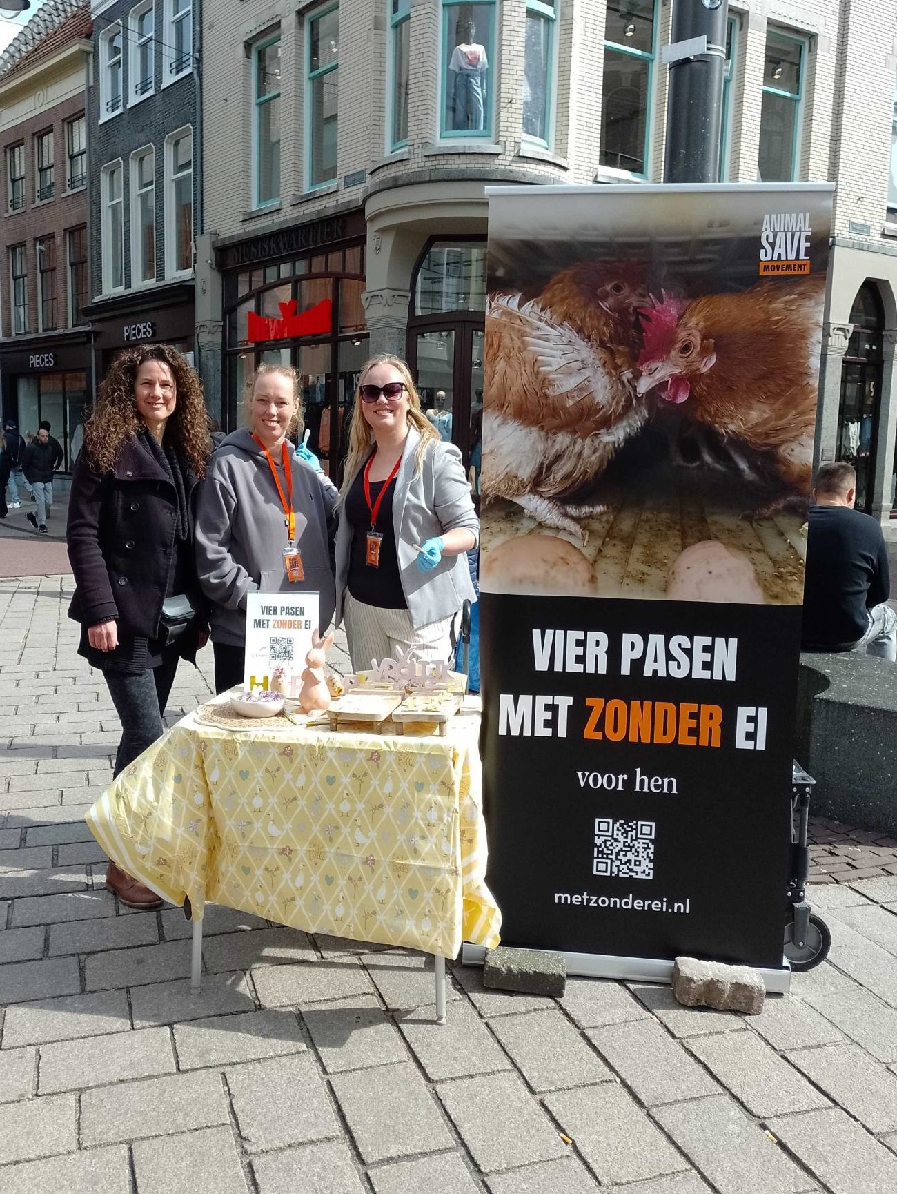 Uitdeelactie in Arnhem tijdens aftrap campagne 'Vier Pasen met zonder ei'
